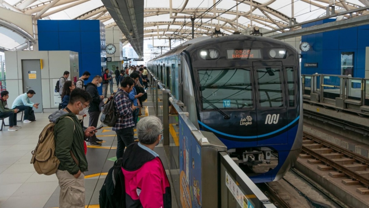 Gara-gara Pohon Mahoni 'Raksasa' Usia 1 Abad Tumbang, 524 Penumpang MRT Jakarta Dievakuasi