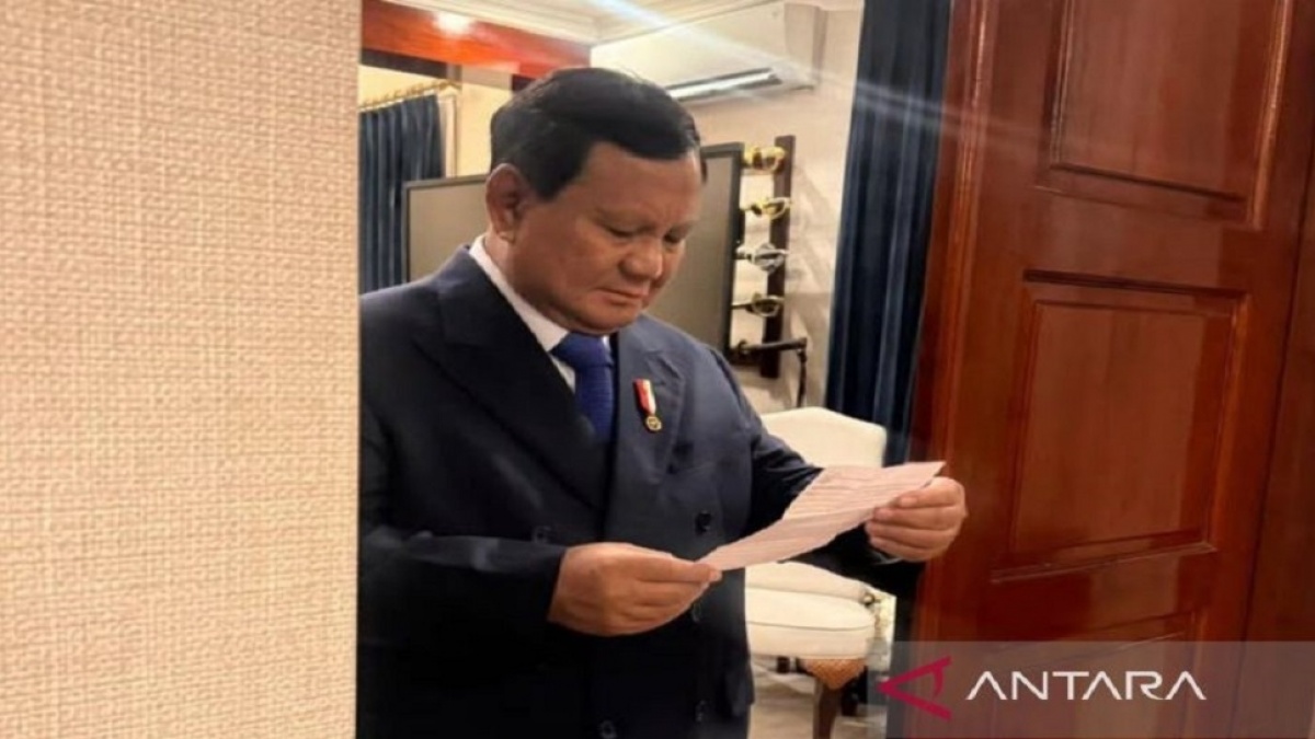 Siswa Sekolah Rakyat Diam-diam Surati Prabowo, Seskab Teddy Bongkar Isi Suratnya!