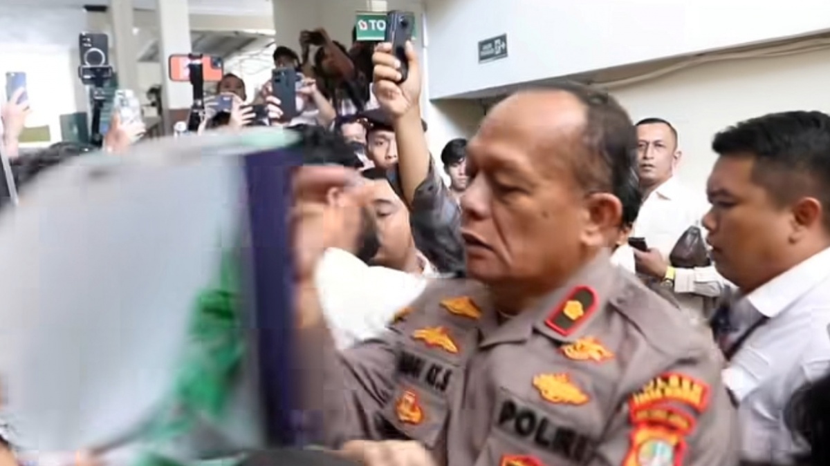 Ricuh di PN Jaksel: Polisi dan Pendukung Aktivis Khariq Anhar Saling Dorong Rebut Poster