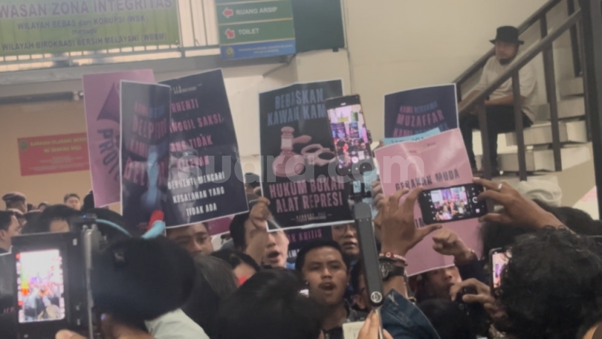 Praperadilan Delpedro Ditolak, Pendukung Beri Kartu Merah ke Hakim: Bebaskan Kawan Kami!