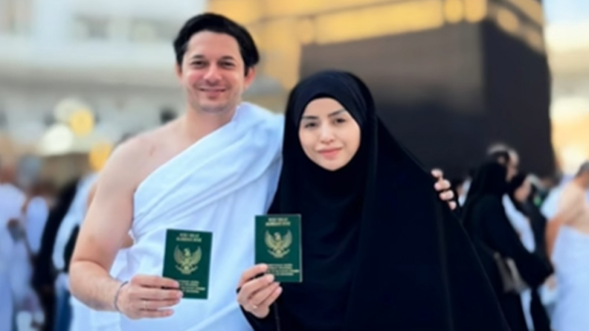 Selamat! Andrew Andika Menikah Lagi, Pamer Buku Nikah Depan Ka'bah Bareng Istri