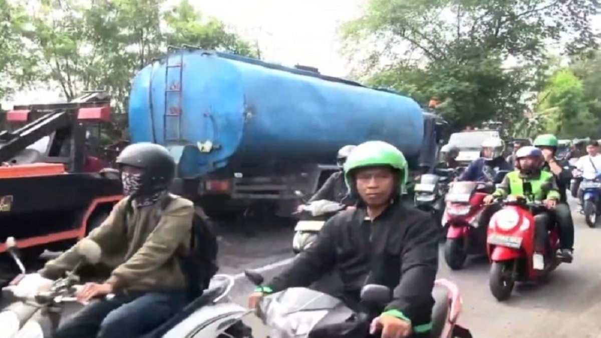 Jalan Cakung-Cilincing Luber Minyak Goreng usai Truk Terguling, 20 Pemotor jadi Korban