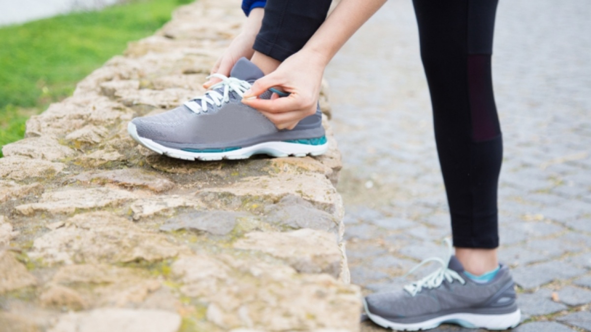 5 Sepatu Jalan Paling Nyaman: Lolos Uji 10.000 Langkah, Kaki Anti Pegal dan Nyeri