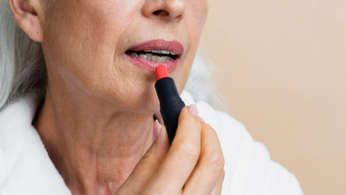 Terpopuler: Warna Lipstik yang Cocok Buat 50 Tahun ke Atas hingga Sampo Penghitam Uban Paling Ampuh