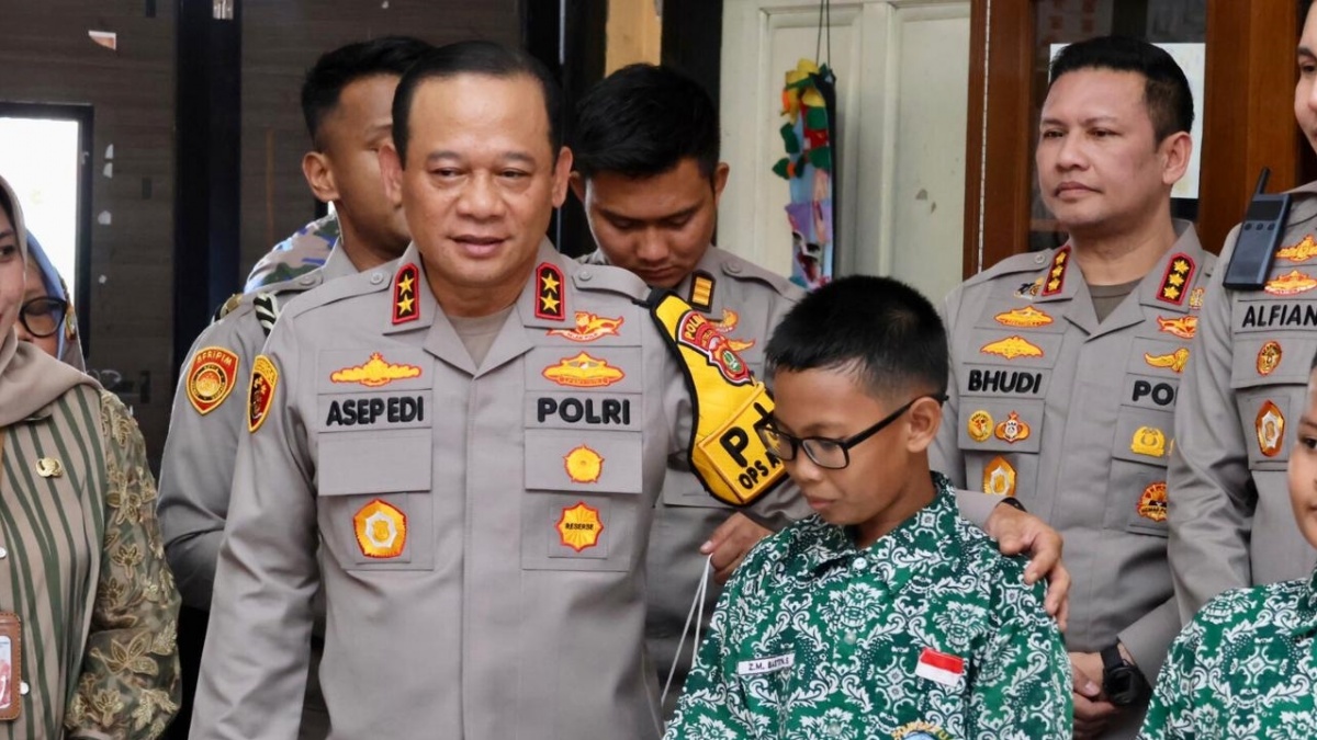 Polisi Gelar Olah TKP Kecelakaan Mobil Berstiker BGN yang Tabrak Siswa di SDN Kalibaru