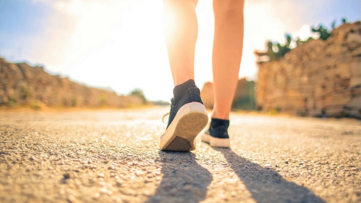 5 Sepatu Lokal Selevel New Balance untuk Jalan Kaki dan Motoran, Harga Jauh Lebih Murah