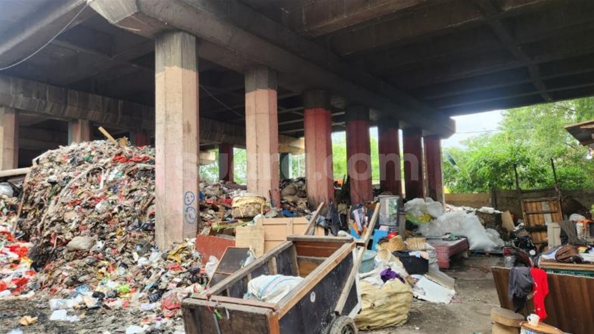 Penampakan Gunung Sampah di Kolong Tol Wiyoto Wiyono, Baru Ditangani Setelah Diberitakan