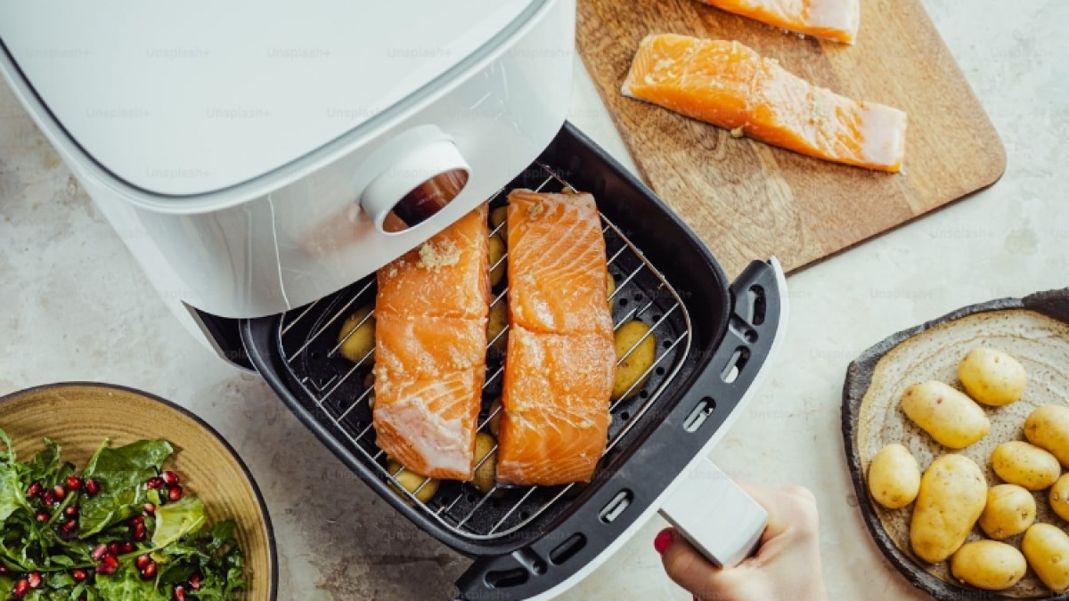 7 Cara Membersihkan Air Fryer yang Benar agar Awet dan Bebas Bau