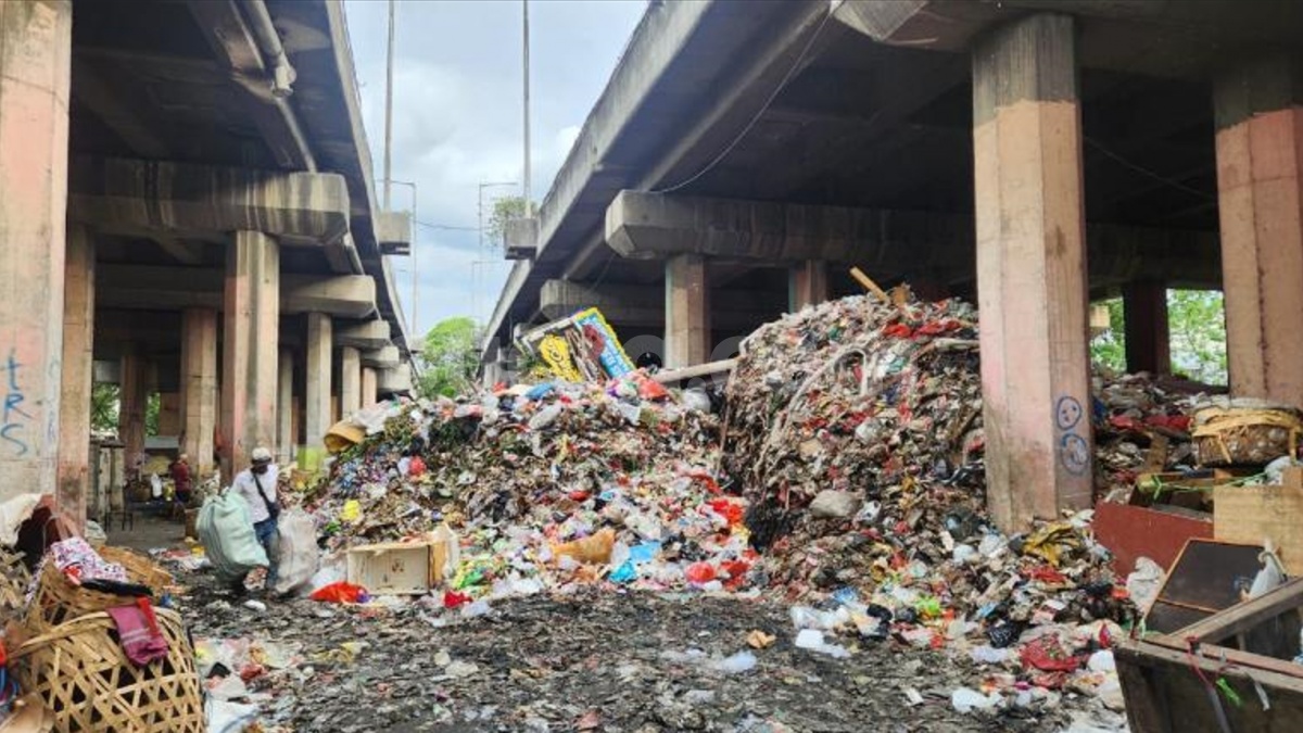 Tak Hanya Warga Lokal: Terbongkar, 'Gunung' Sampah di Bawah Tol Wiyoto Berasal dari Wilayah Lain