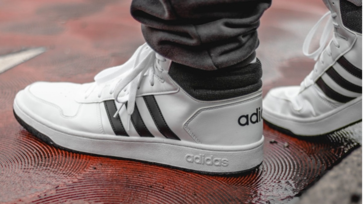 5 Sepatu Adidas Casual Budget Mahasiswa, Andalan Buat Nongkrong dan Jalan