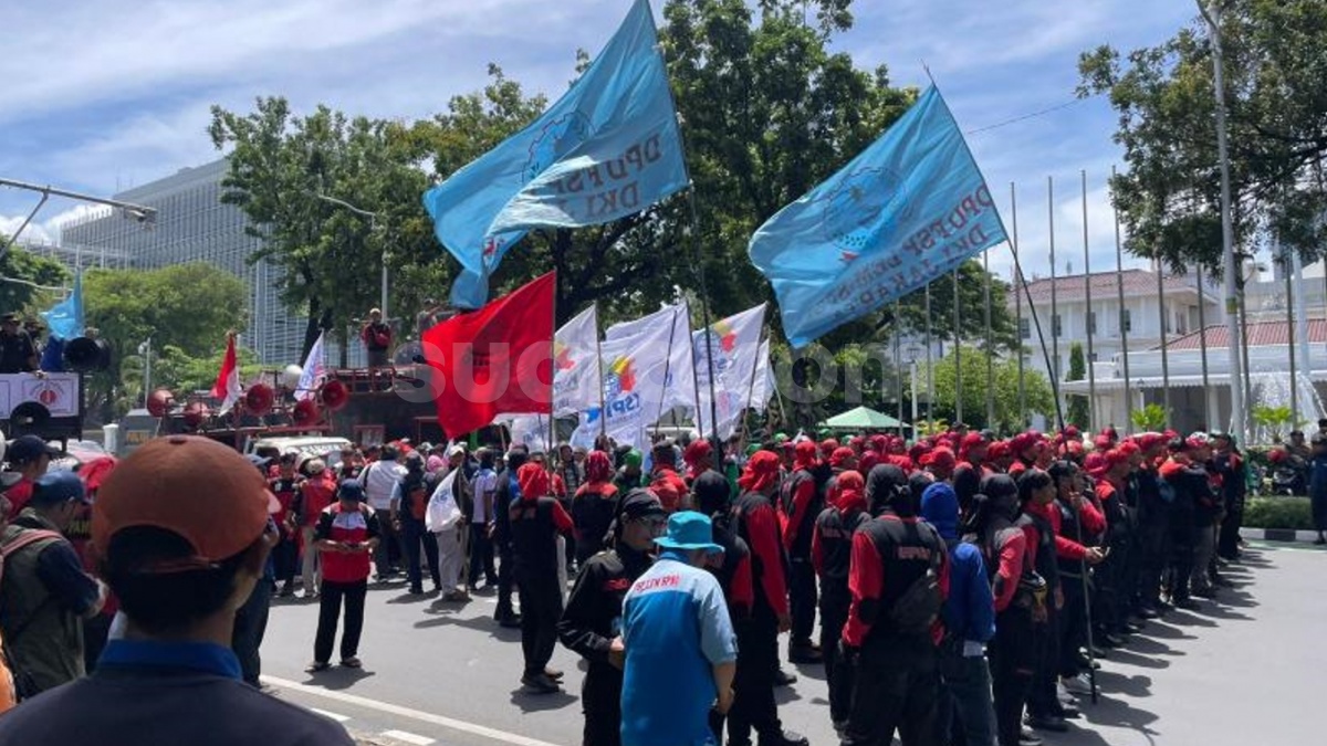 Ribuan Buruh Geruduk Balai Kota, Desak UMP DKI 2026 Naik Jadi Rp6 Juta