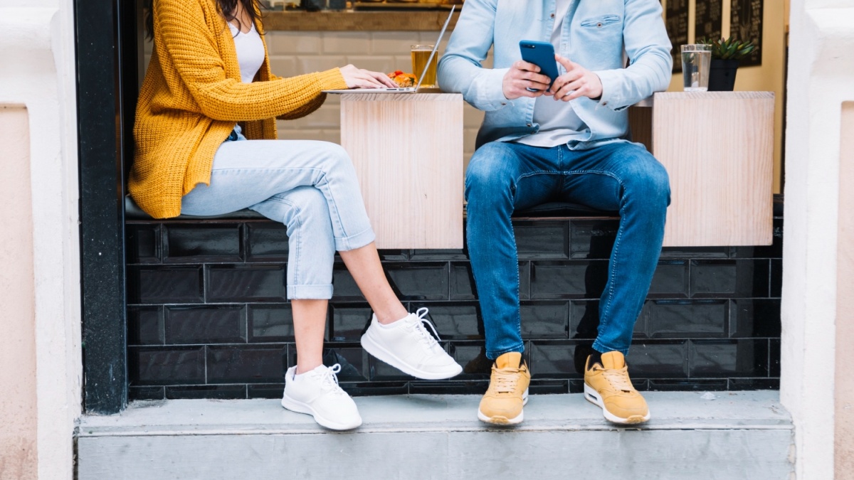 7 Sepatu Lokal Cocok Buat Karyawan WFA di Cafe Rp 100 Ribuan