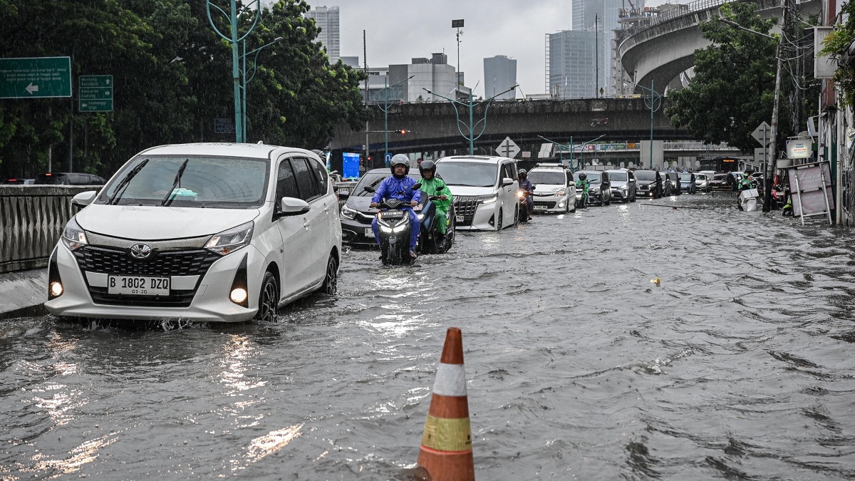 Hujan Deras Genangi Jakarta Barat, Sejumlah Rute Transjakarta Dialihkan
