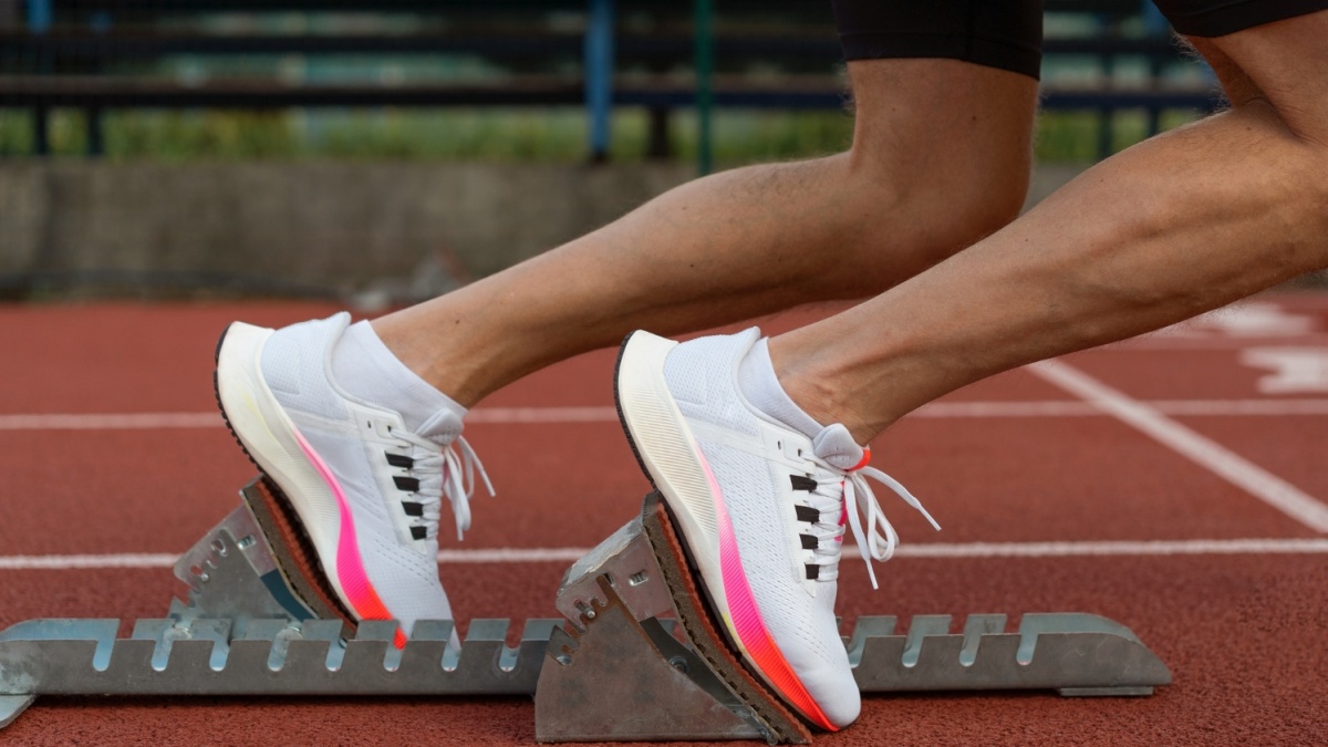 5 Rekomendasi Sepatu Lari 10K yang Empuk dan Ringan, Harga Terjangkau