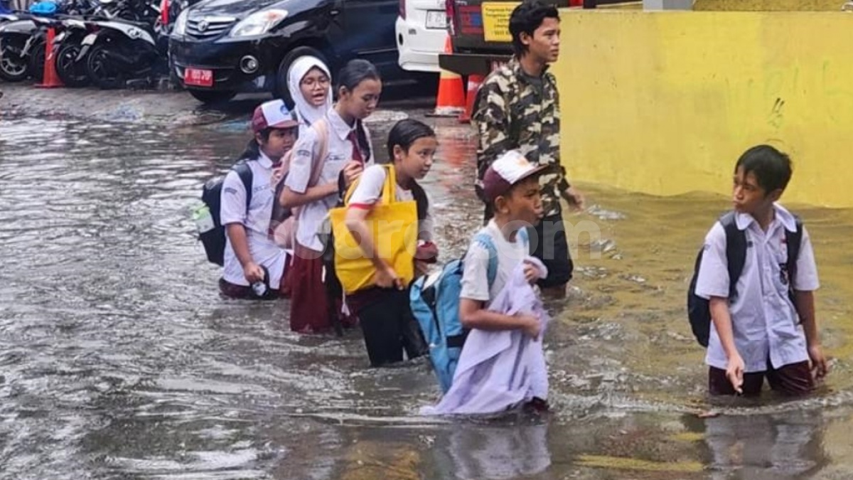 Kalibata Terendam Setengah Meter, Warga Terjebak, Anak Sekolah Terpaksa 'Nyeker' Terjang Banjir