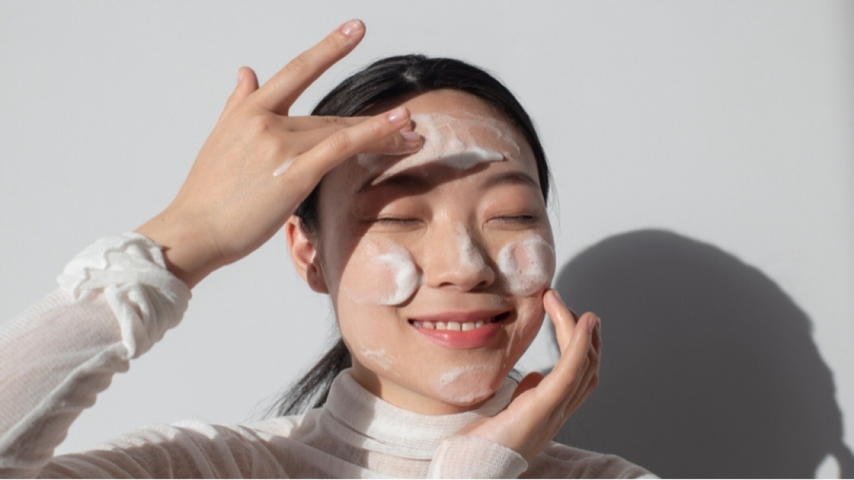 4 Rekomendasi Face Wash Non SLS yang Aman untuk Kulit Sensitif