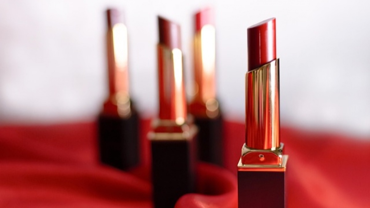 5 Rekomendasi Lipstik Glossy yang Tahan Lama untuk Sembunyikan Bibir Pucat, Mulai Rp20 Ribuan