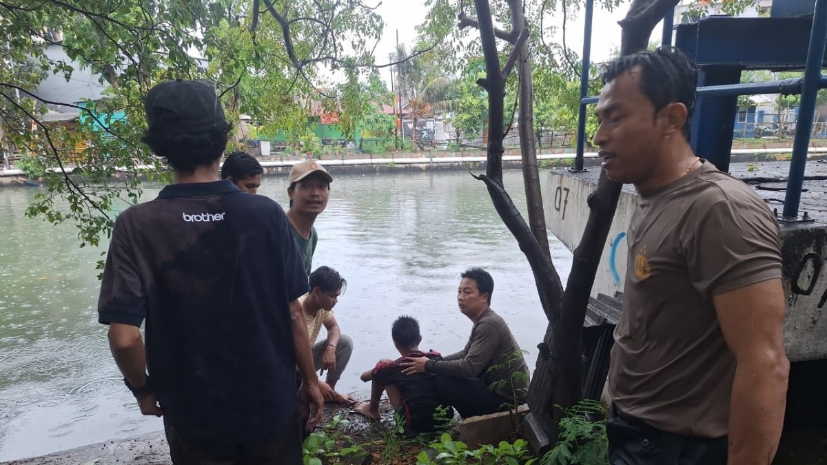 Dramatis! Pelajar SMP Terseret Arus Deras Kali di Koja, Aksi Heroik Bhabinkamtibmas Selamatkan Nyawa