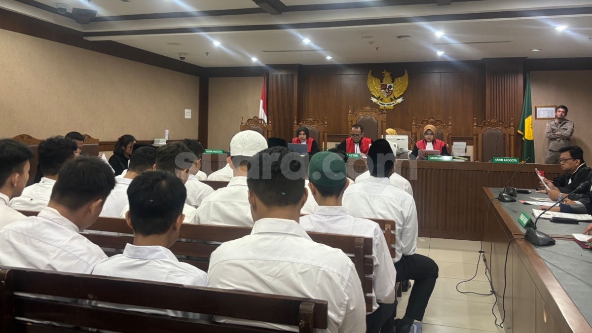Kompak Berkemeja Putih, Begini Penampakan 23 Terdakwa Demo Agustus di Ruang Sidang