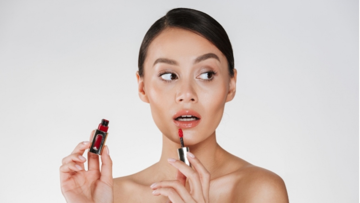 7 Lipstik Glossy Terbaik untuk Bibir Kering, Melembapkan dan Bikin Wajah Lebih Fresh