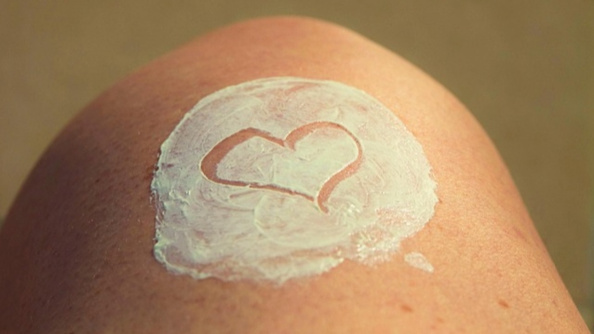 5 Moisturizer Sachet yang Mencerahkan Wajah, Praktis Dibawa Traveling