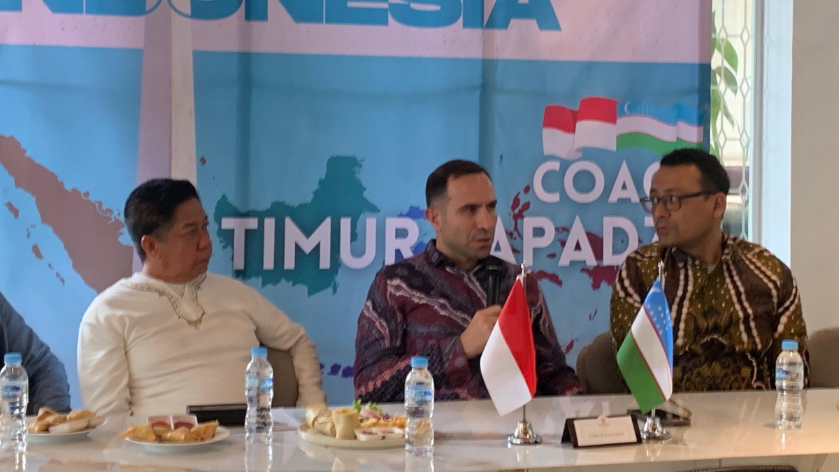 Bukan Batik Malaysia! Timur Kapadze Dapat Hadiah Batik Indonesia dari Sosok Ini