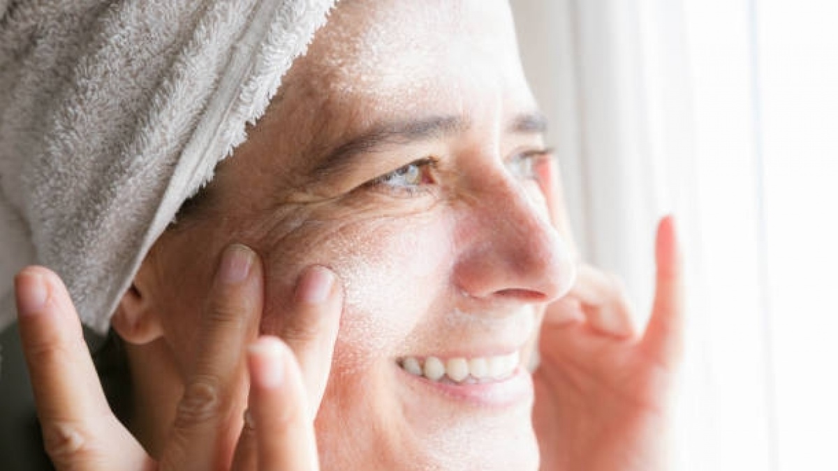 5 Rekomendasi Exfoliating untuk Usia 40 Tahun Efektif Angkat Sel Kulit Mati