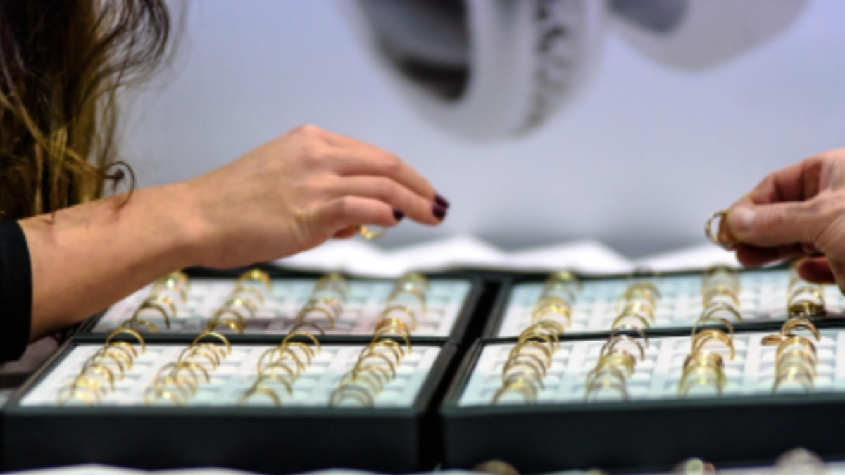 Harga Emas Awal Desember 2025: Logam Mulia di Pegadaian Stabil 2,4 Jutaan