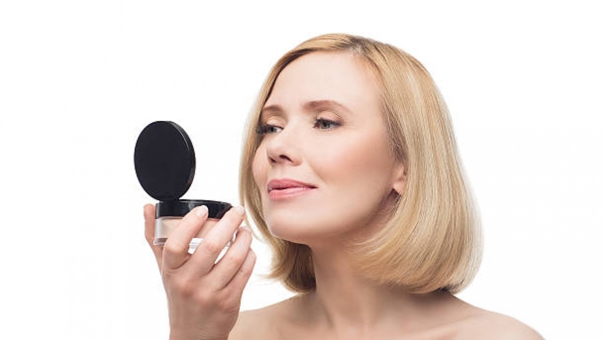 5 Rekomendasi Bedak Tabur Ringan Buat Makeup Minimalis Usia 40 Tahun