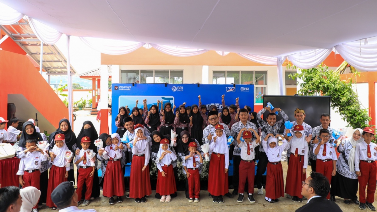 BRI Peduli Beri Apresiasi & Salurkan Bantuan di SDN Sukamahi 02 Megamendung