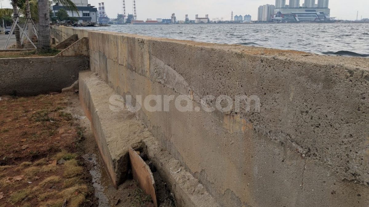 Waspada Air Laut Tembus Tanggul Pantai Mutiara, Pemprov Target Perbaikan Rampung 2027