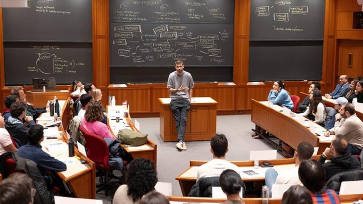 Gerard Pique Debut Mengajar di Universitas Harvard