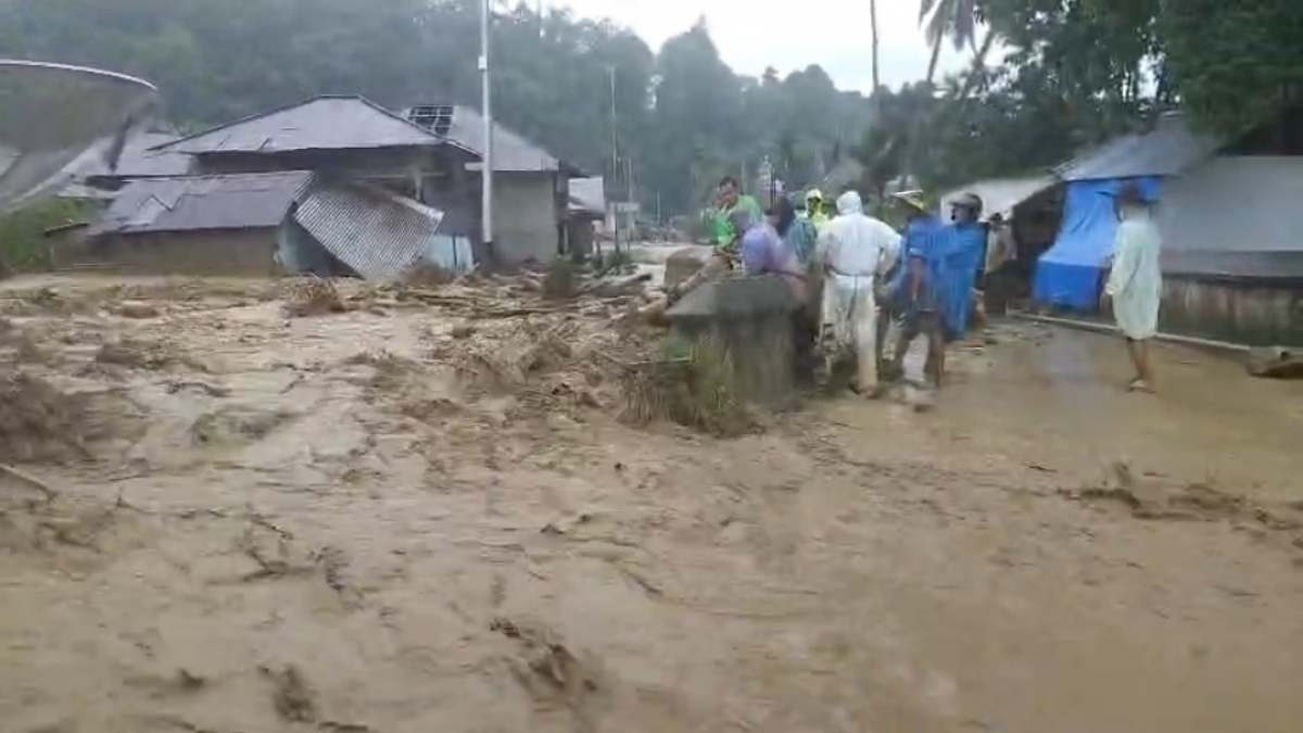 Danau Maninjau Sumbar Diserbu Longsor dan Banjir Bandang: Akses Jalan Amblas, Banyak Rumah Tersapu!