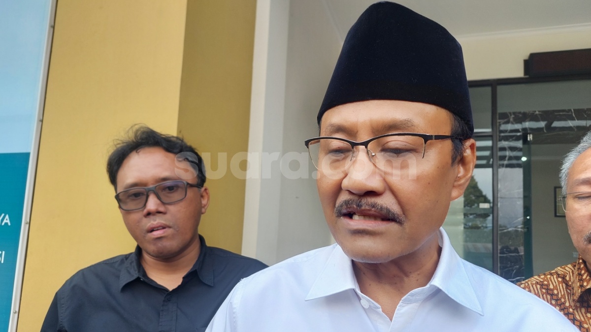 Antrean Bansos Mengular, Gus Ipul 'Semprot' PT Pos: Lansia-Disabilitas Jangan Ikut Berdesakan