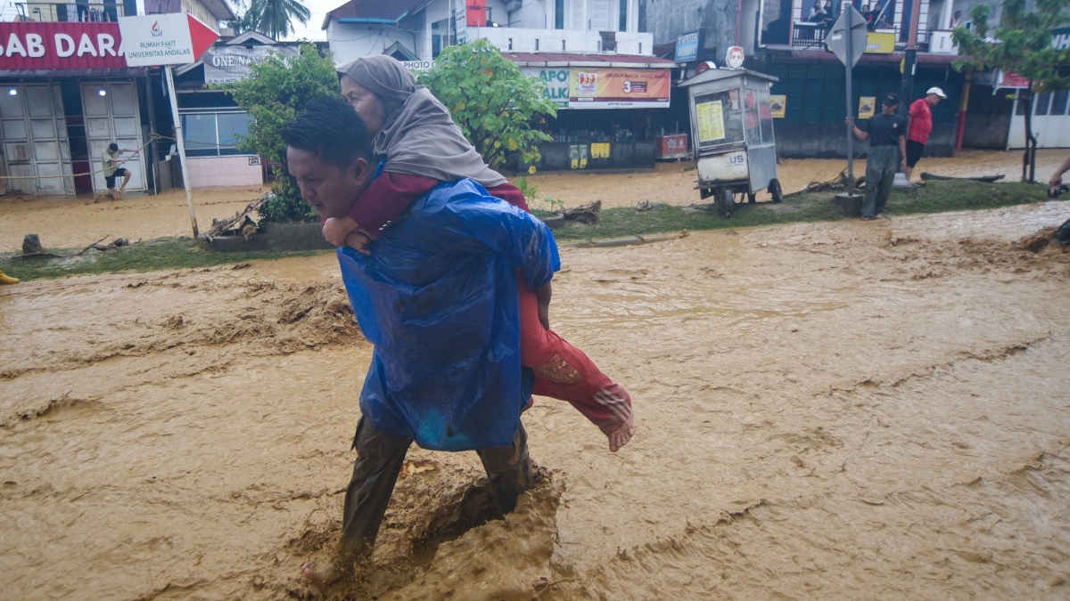 Banjir Ganggu Pasokan BBM di Sumatera, Bahlil: Kita Lagi Putar Otak