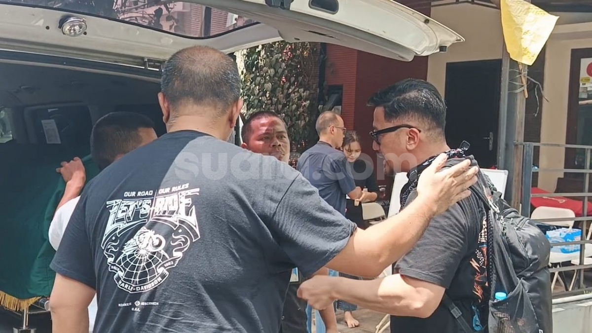 Tiba di Rumah Duka, Ferry Maryadi Ikut Gotong Keranda Mayat Gary Iskak
