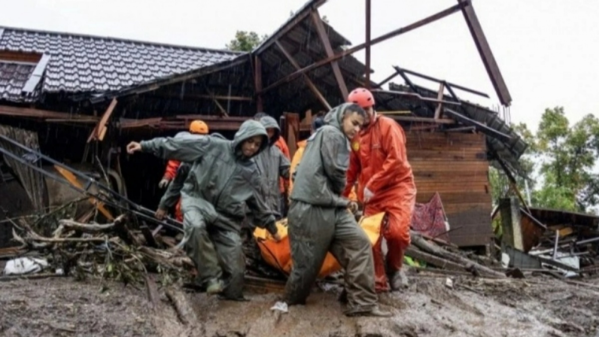 Berapa Gaji Tim SAR yang Pertaruhkan Nyawa di Banjir Sumatera?