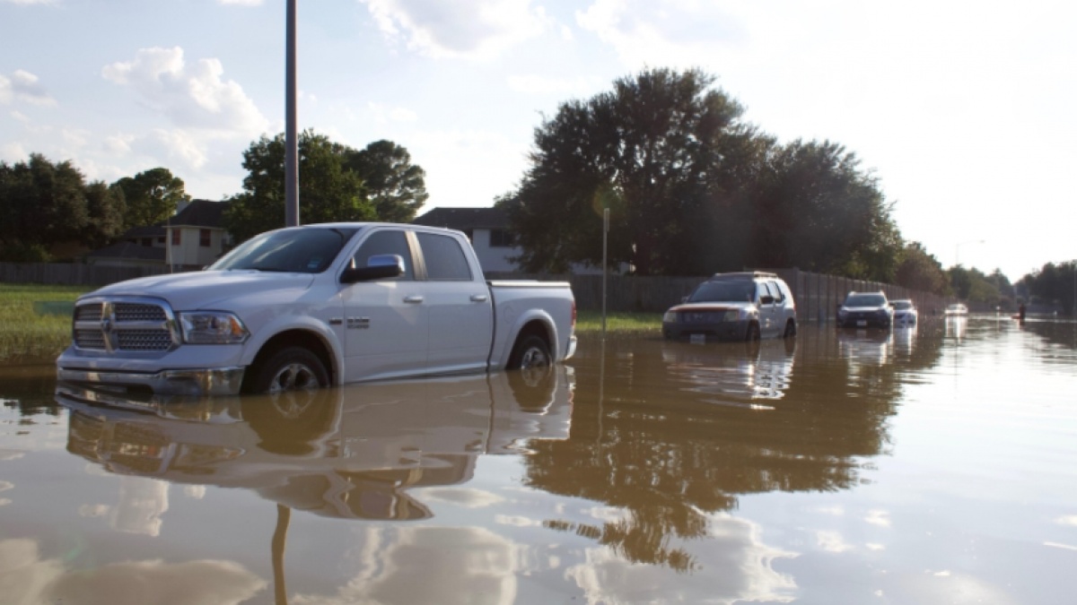 Apakah Mobil Kena Banjir Masih Bisa Diperbaiki? 6 Indikasi Mobil Rusak Parah