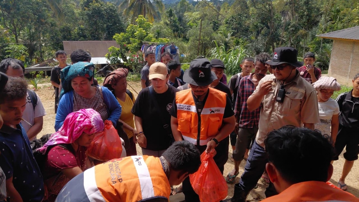 Akses Terputus, Relawan PSI Tetap Tempuh Jalan Sulit Salurkan Bantuan untuk Warga Tapanuli Utara