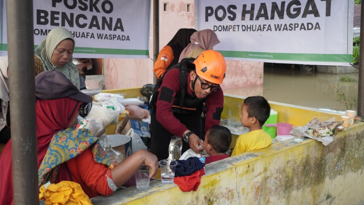 DMC Dompet Dhuafa Bantu Evakuasi Warga dan Salurkan Makanan bagi Korban Banjir di Langkat
