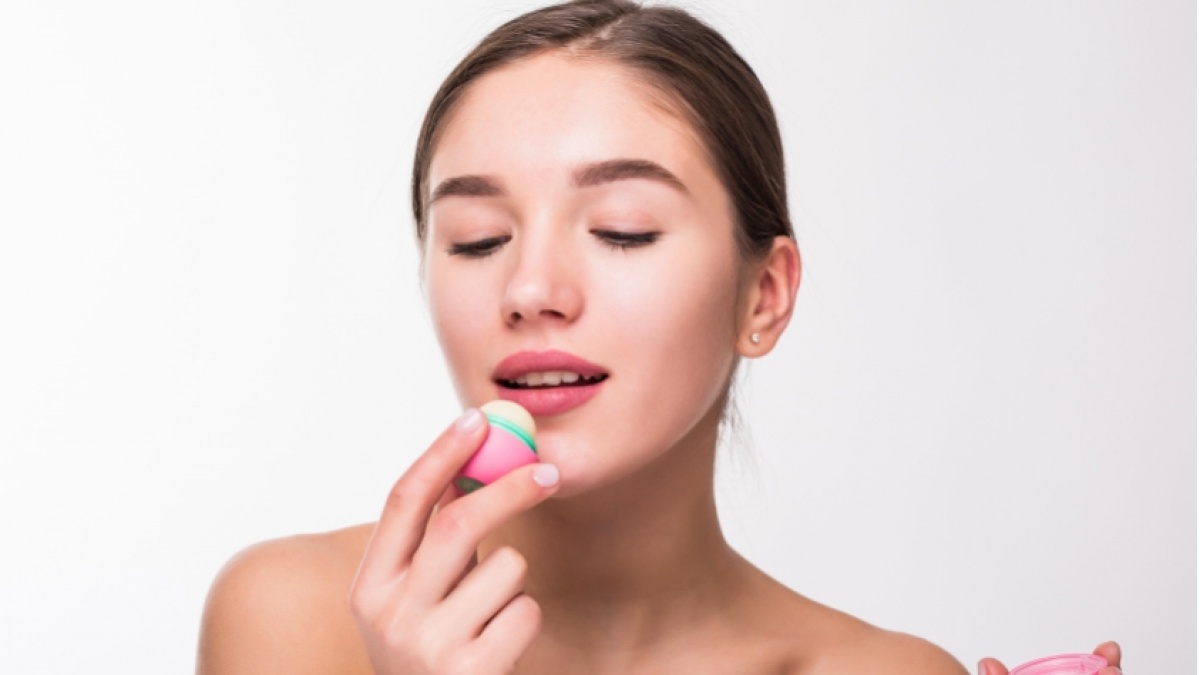 6 Rekomendasi Lip Balm Korea untuk Bibir Kering, Ringan dan Glossy Tahan Lama