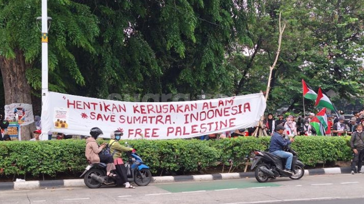 Spanduk Putih di Tengah Massa 212 di Monas Jadi Sorotan, Isinya Sentil Kerusakan Alam Sumatera