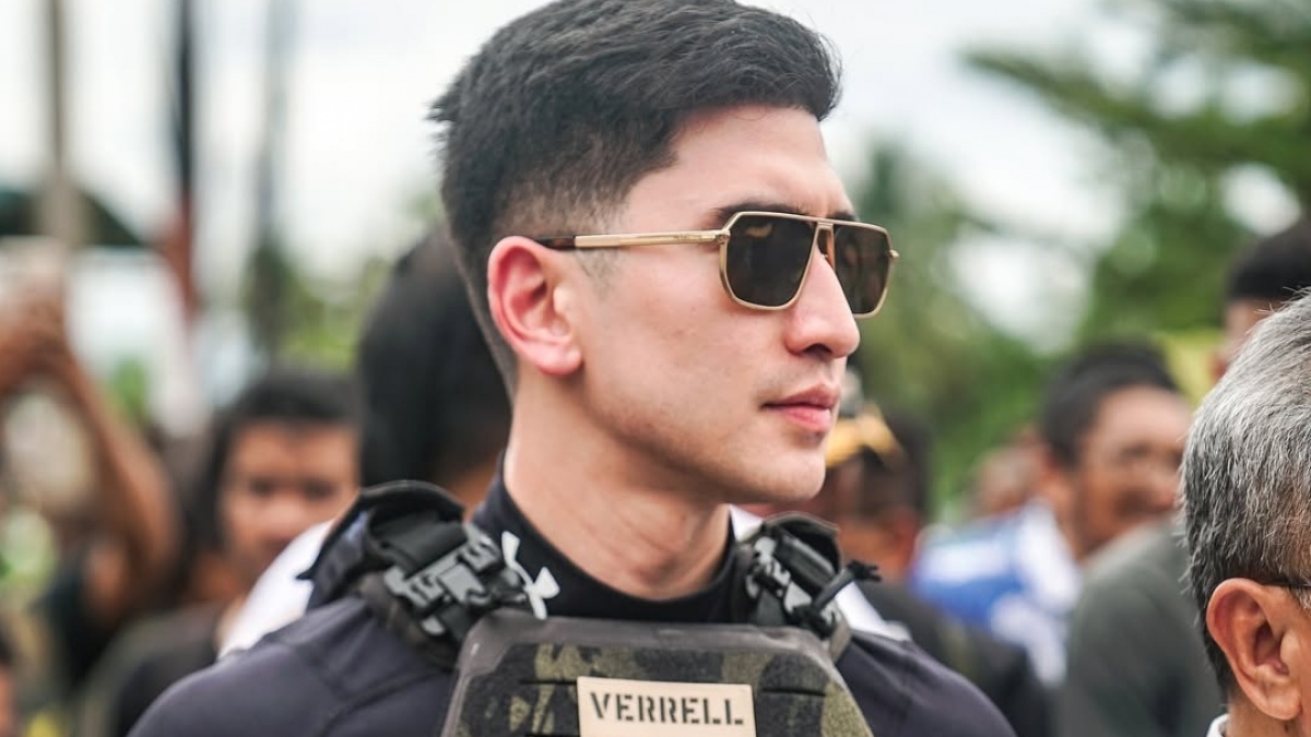 Style Verrell Bramasta saat Kunjungan ke Lokasi Banjir Sumatera Dihujat: Kayak Lagi Catwalk