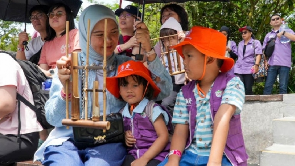 Kewalahan Hadapi Dunia Digital? Ini Tantangan Parenting Terbesar Orang Tua Masa Kini