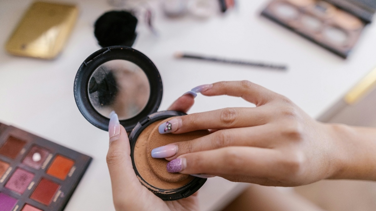 Makeup Natural Butuh Apa Saja? Ini 4 Cushion Tahan Lama untuk Bukber