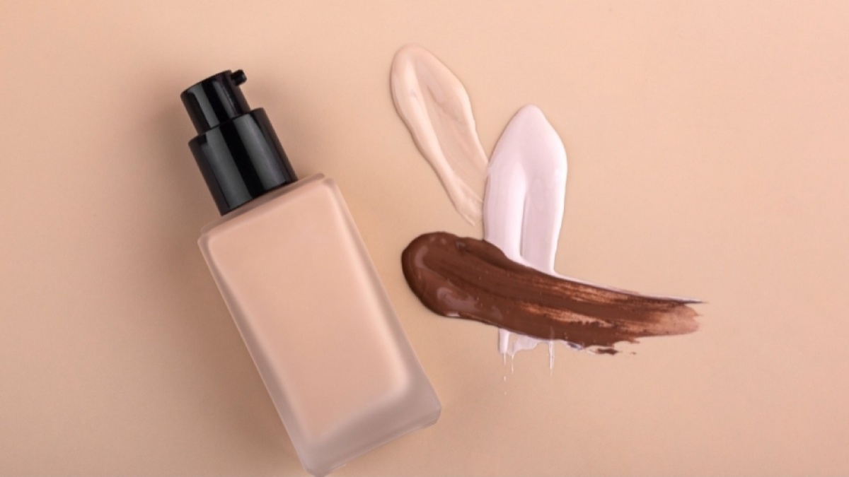 Apa Beda Skin Tint dan Foundation? Ini 5 Pilihan Berkualitas yang Layak Dicoba