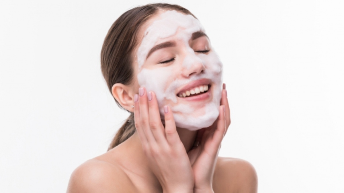 8 Sabun Cuci Muka Mencerahkan Wajah di Alfamart dengan Harga Ramah di Kantong