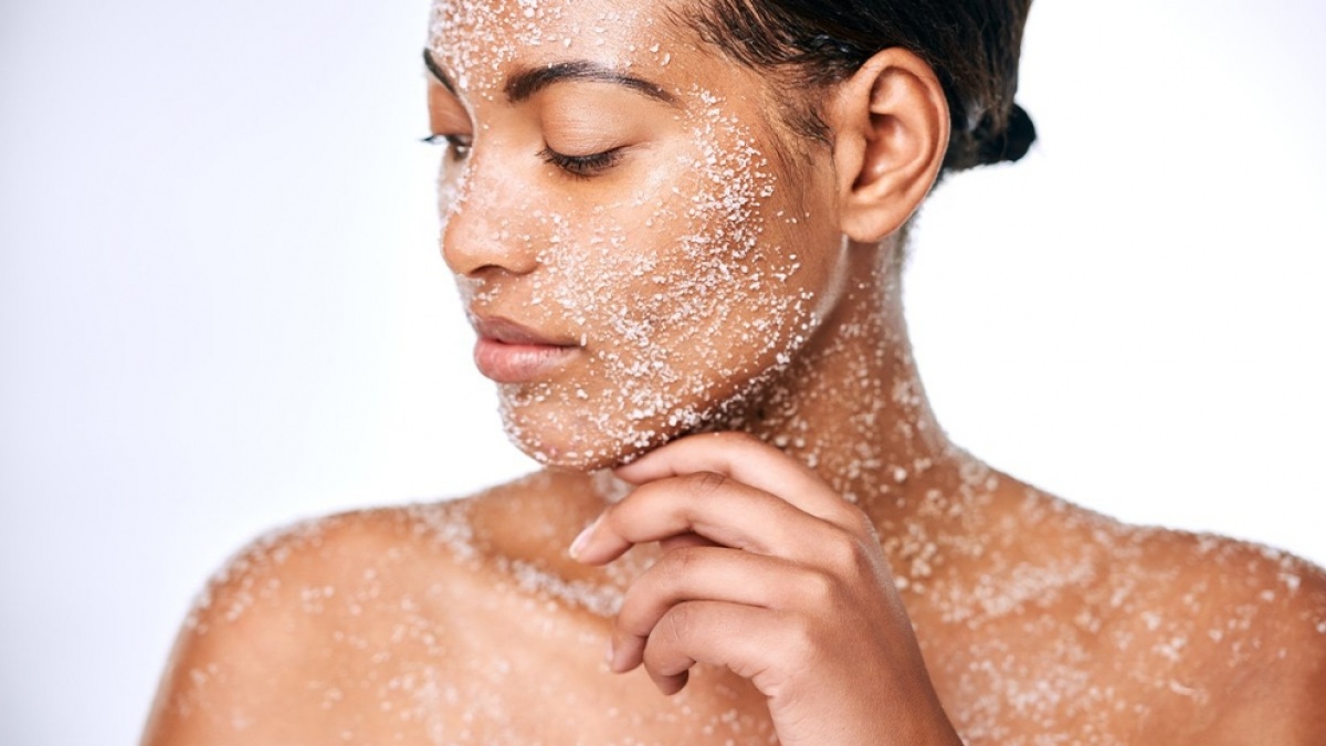 Wajah Kusam Minggat! 5 Pilihan Scrub Terbaik Angkat Sel Kulit Mati Mulai Rp17 Ribuan