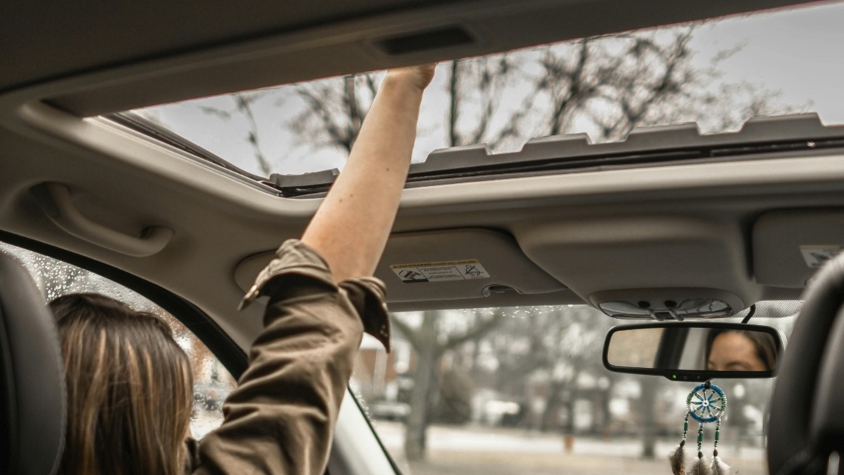 4 Cara Menghilangkan Jamur di Kaca Sunroof yang Membandel, Kembali Kinclong Modal Murah