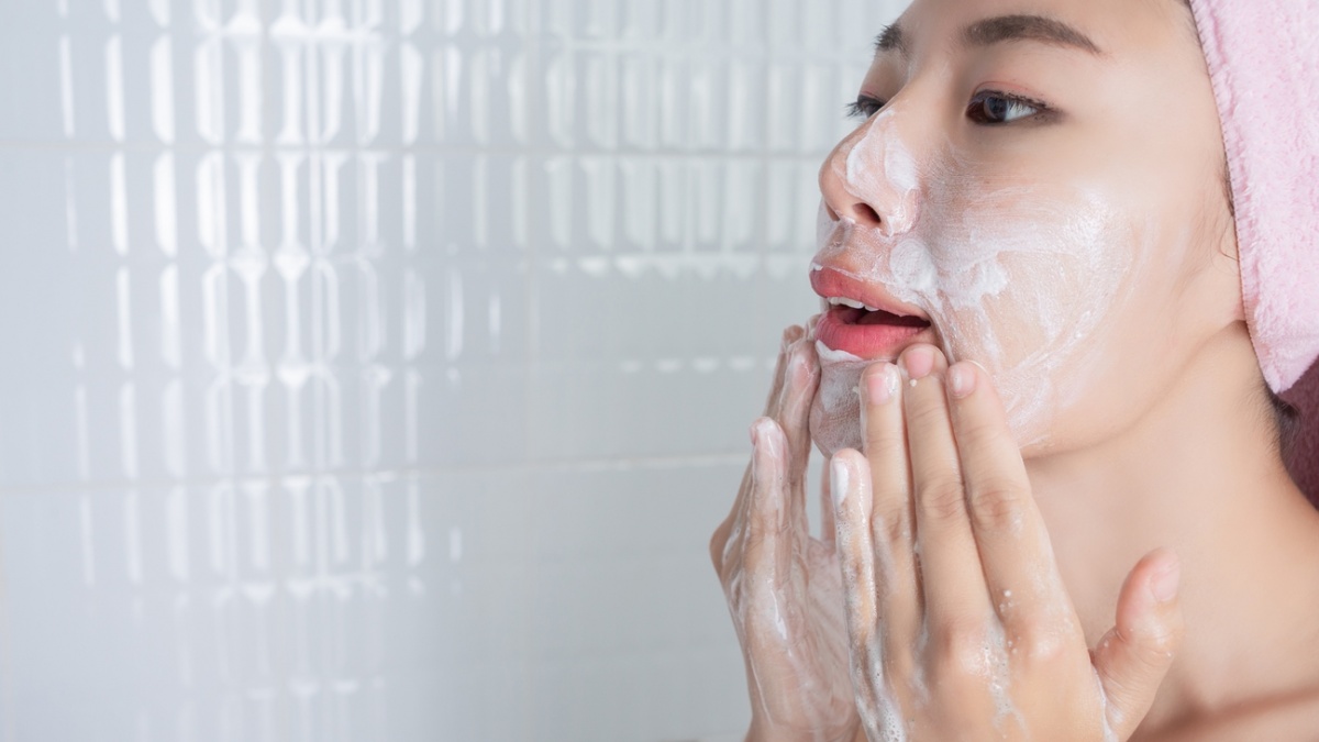 5 Cara Memilih Sabun Cuci Muka untuk Kulit Kering, Wajah Tetap Lembap dan Tidak Ketarik
